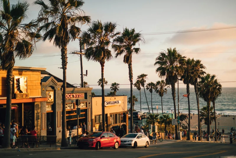 Manhattan Beach · Roberto Nickson / Unsplash